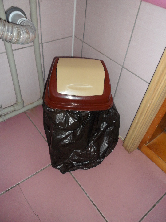 Рухоме майно в загальній кількості 43 од., а саме: 8 од. йоржика + 25 од. відро для сміття з кришкою