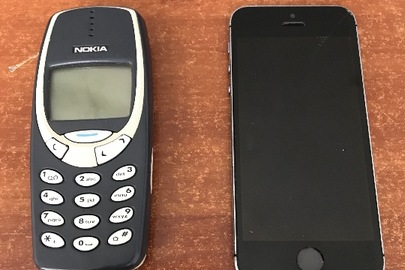 Мобільні телефони : IPHONE 5C та NOKIA 3310