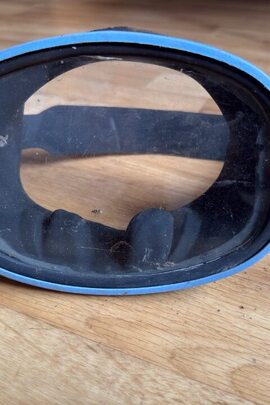 Конфіскація майна за рішенням суду: підводна маска з оправою синього кольору, була у використанні