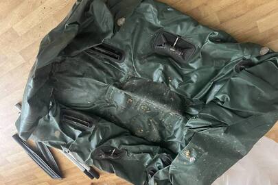 Конфісковане майно за рішенням суду: гумовий човен зеленого кольору марки «Catran», без номерний, з двома алюмінієвими веслами, б/в