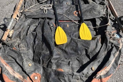 Конфісковане майно за рішенням суду: маломірний надувний гумовий човен, пластикові весла у кількості 2 шт., Б/В
