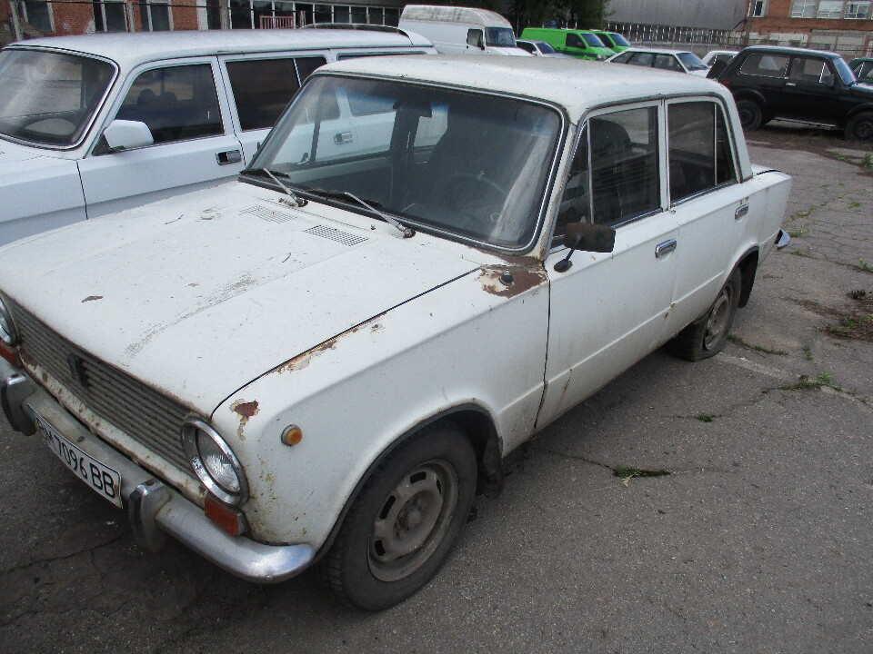 Автомобіль ВАЗ 2101 (легковий седан-В), 1973 року випуску, реєстраційний номер ВМ7096ВВ, білого кольору, кузов № 109325/5400L