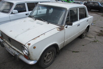 Автомобіль ВАЗ 2101 (легковий седан-В), 1973 року випуску, реєстраційний номер ВМ7096ВВ, білого кольору, кузов № 109325/5400L