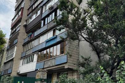 1/4 частина трикімнатної квартири загальною площею 69,0 кв.м, що розташована за адресою: м.Київ, вул.Лабораторна, буд.15, кв.6