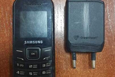 Мобільний телефон марки "Samsung" модель GT-E1200M та зарядний пристрій