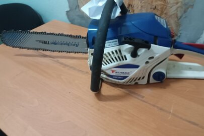 Конфісковане майно за рішенням суду: Бензопила марки "ZOMAX" ZMC5801 синього кольору бувша у використанні