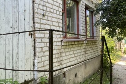 1/2 частка житлового будинку, загальна площа (кв.м): 85.6, та 1/2 частка земельної ділянки кадастровий номер: 1820983001:02:001:0842 площею (га): 0.25 га., за адресою: Житомирська обл., Житомирський (Брусилівський) р., с. Нові Озеряни, вулиця Центральна, б