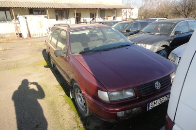 Легковий автомобіль марки VOLKSWAGEN модель PASSAT 35I, 1994 року випуску, номер кузова WVWZZZ3AZRE068945, тип двигуна - дизель, об`єм двигуна 1896 см. куб., колір червоний, реєстраційний номер SM08ZHR