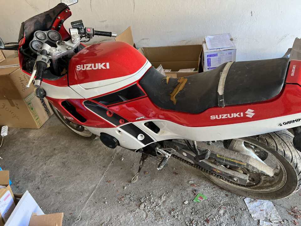 Мотоцикл марки «SUZUKI» моделі «ACROSS», номер рами - GJ75A104966, ДНЗ UBV234, рік випуску 1993, колір червоний