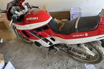 Мотоцикл марки «SUZUKI» моделі «ACROSS», номер рами - GJ75A104966, ДНЗ UBV234, рік випуску 1993, колір червоний