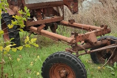 Трактор марки ХТЗ, модель Т-16, державний номер 7728ШР, червоного кольору