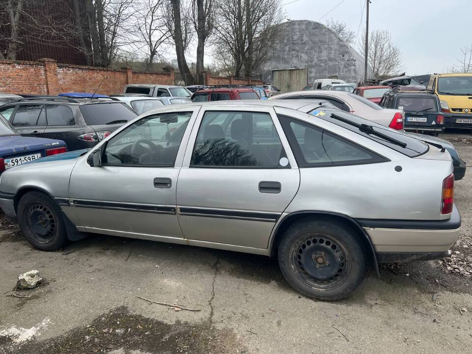 Легковий автомобіль OPEL VECTRA, державний номер АР8905СТ, 1990 р.в., сірого кольору, номер кузова W0L000089L1245147