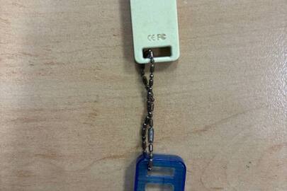 Конфісковане майно за рішенням суду: Флешкарта USB біло-синього кольору, б/в