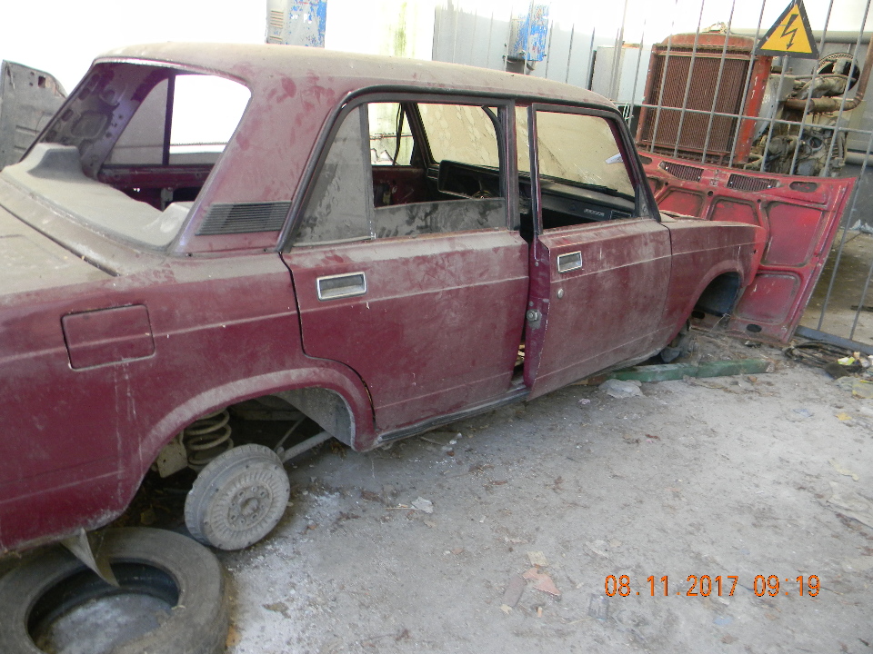 Легковий автомобіль ВАЗ 2107, 1999 року випуску, червоного кольору, державний номер АР4346ВВ, № кузову ХТА210700Х1259176