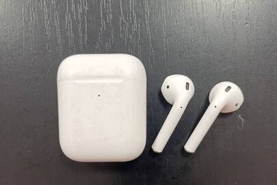 Конфіскація майна згідно рішення суду: безпровідні навушники білого кольору, б/в