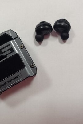 Конфіскація майна згідно рішення суду: безпровідні навушники сірого кольору, б/в