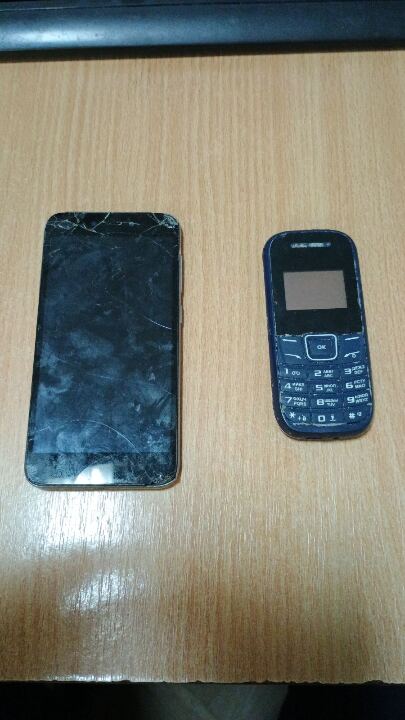 Мобільний телефон марки XIAOMI, сірого кольору, б/в, мобільний телефон марки NOMI, синього кольору, б/в