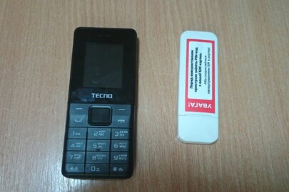 Мобільний телефон марки Tecno, чорного кольору, б/в, Wi-fi роутер ERGO, білого кольору, б/в