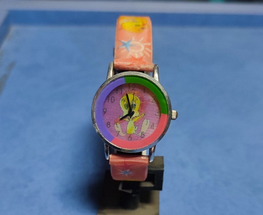 Годинник наручний дитячий з кольоровим ремінцем, з зображенням на циферблаті, б/в