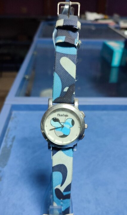 Годинник наручний жіночий з ременем в смужку блакитного, синього та білого кольору, б/в