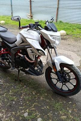 Конфісковане майно за рішенням суду: Мотоцикл "SKYMOTO" модель "PRIME", 2020 року випуску, білого кольору, ДНЗ: СЕ0701JA, рама: LGVSMP104LZ701060, шолом чорно-білого кольору б/в