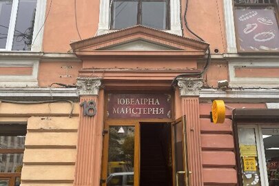 Приміщення, загальна площа 67.10, кв.м, поділене в натурі нерухоме майно, що складається з приміщень 7-1 - 7-6, за адресою, Чернівецька область, місто Чернівці, вулиця Героїв Майдану, будинок 18