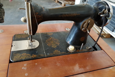 Машинка швейна чорного кольору на дерев’яному столі, б\в, робочий стан не відомий