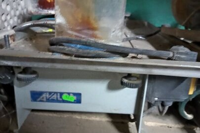 Конфісковане майно за рішенням суду: металевий станок "HUYU HY 2-8", електричний прилад без маркувань,станок для обробки бурштину-сирцю "AVOLON Ginishing sistems ", шліфувальна машина "SHLEF/SCHAR F KOMINATION", б/в