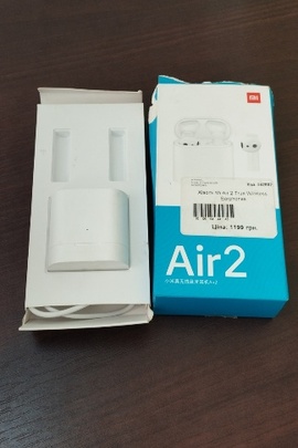 Конфісковане майно за рішенням суду: картонна коробка з боксом до безпровідних навушників та двома безпровідними навушниками білого кольору, нове