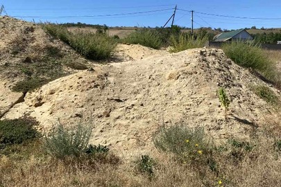 Конфісковане майно за рішенням суду: 3 (три) кучі піску приблизним об'ємом 120 кубічних метра