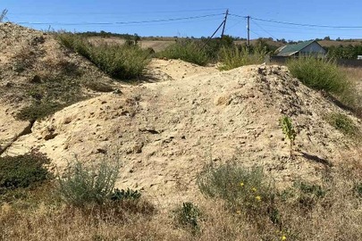 Конфісковане майно за рішенням суду: 3 (три) кучі піску приблизним об'ємом 120 кубічних метра