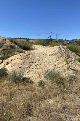 Конфісковане майно за рішенням суду: 3 (три) кучі піску приблизним об'ємом 120 кубічних метра