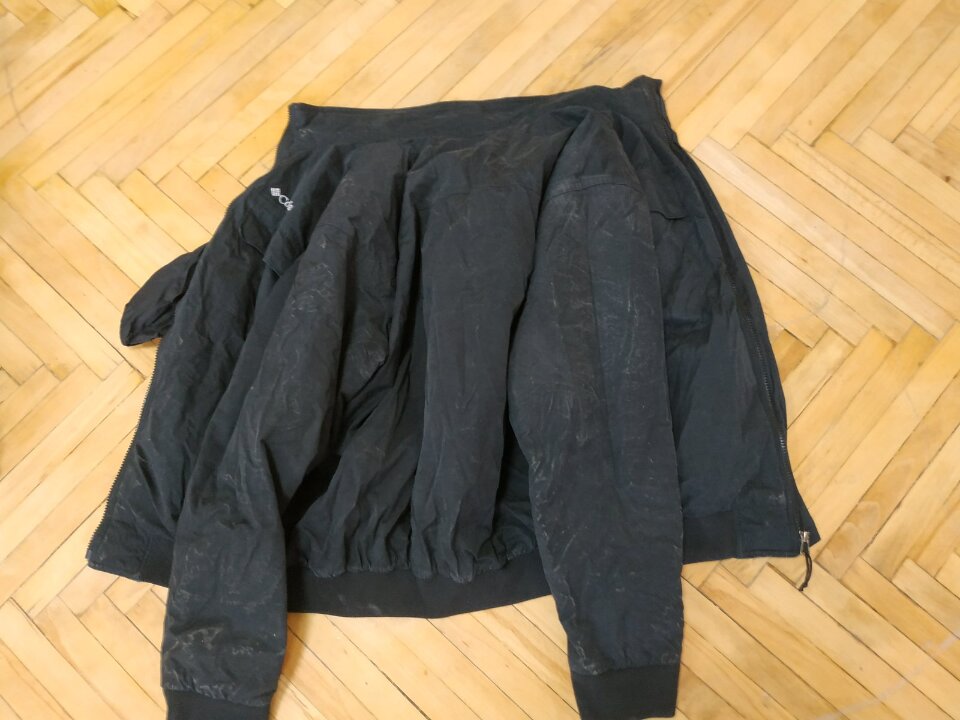 Куртка чорного кольору 