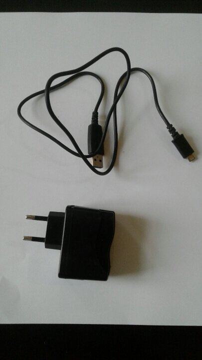 Блок живлення та USB кабель чорного кольору