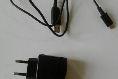 Блок живлення та USB кабель чорного кольору