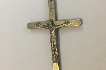 Конфісковане майно за рішенням суду: хрестик з символом "Розп"яття Ісуса Христа", бувше в використанні, біжутерія.