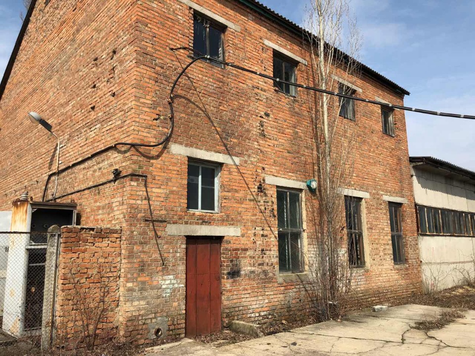 Нежитлові будівлі (бетонно-розчинний завод): будівля компресорної літ.А площею 658,6 м², склад цементу літ.Б (складається з металевих ємностей в к-ті 4 одиниці), за адресою: Чернівецька обл., Сокирянський р-н, м.Новодністровськ, квартал 19, будинок 15-а