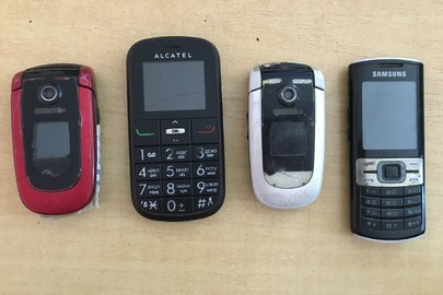 Мобільні телефони: SAMSUNG сірого кольору, SAMSUNG червоного кольору, SAMSUNG GT-C3011, Alcatel