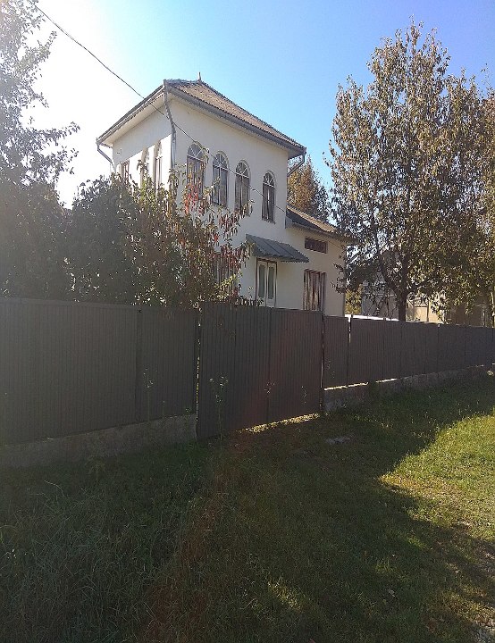 Предмет іпотеки. Житловий будинок заг. площею 148,4 м², житловою 87,1 м² з госп.будівлями і спорудами, та земельна ділянка площею 0,1533 га, КН 7320580500:01:001:0147 за адресою: Чернівецька обл., Вижницький р-н, с.Банилів, вул.Івана Франка, 10-А