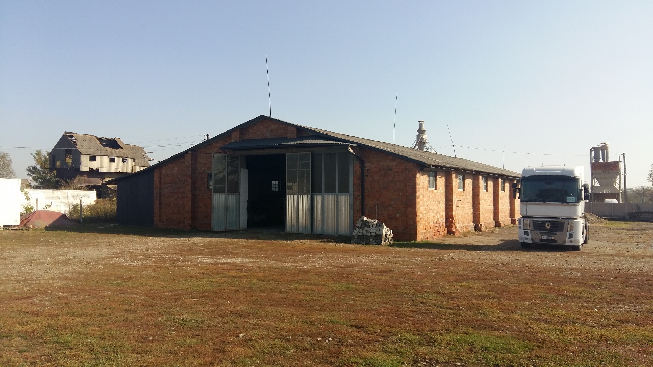 Предмет іпотеки. Нежитлові будівлі загальною площею 627,8 м² та земельна ділянка площею 0,3524 га, КН 7320784000:01:004:0179,  за адресою: Чернівецька обл., Герцаївський р-н, с/рада Острицька, 