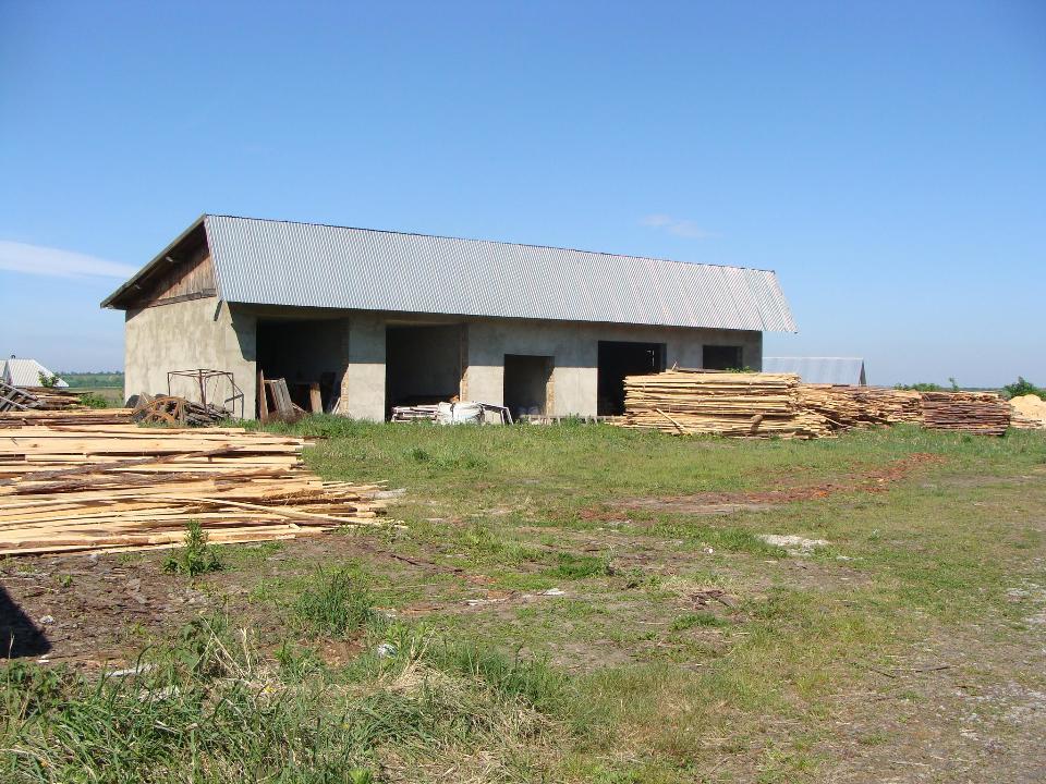 Комплекс: нежитлова будівля котельні-сушки літ.А площею 127,4 м², силосна яма літ.І, огорожа №1-2, за адресою: вул.Макаренка, 46Є, с.Горішні Шерівці, Заставнівський р-н, Чернівецька обл.