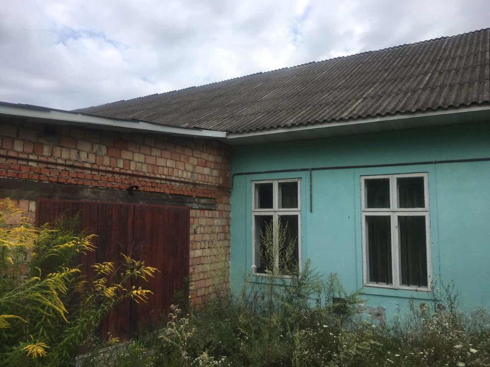 Предмет іпотеки.Будівля цеху по пошиттю швейних виробів площею 657,3 м², зем.ділянка площ. 0,0777га, КН 7321082700:01:005:0319, зем.ділянка площ. 0,0553га, КН 7321082700:01:005:0320, за адресою:Чернівецька обл.,Глибоцький р-н, с.Коровія, вул.Центральна,24 