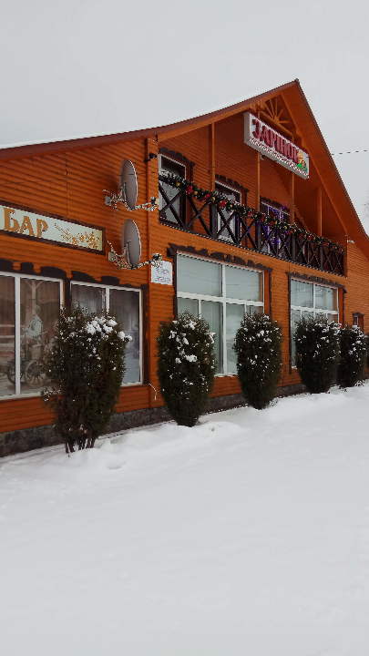 Нежитлова будівля торгівельно-розважального комплексу літ.А загальною площею 998,4 м² та земельна ділянка площею 0,2640 га, КН 7324589700:02:001:0064, за адресою: Чернівецька обл., Сторожинецький р-н, с.Тисовець, вул.Привокзальна, 2Д