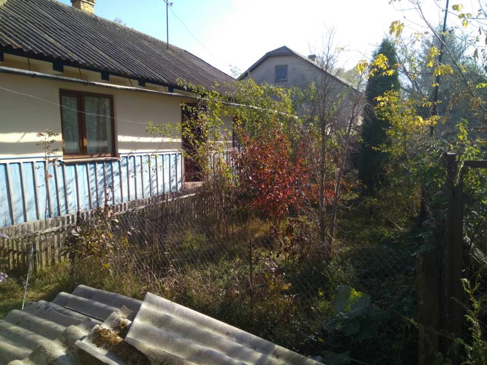 Житловий будинок загальною площею 47,9 м², житловою 19,0 м² з належними до нього надвірними будівлями та спорудами, за адресою: Чернівецька обл., Заставнівський р-н, с.Кадубівці, вул.Шевченка, 8