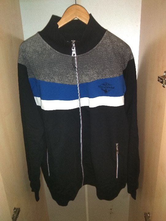 Спортивні чоловічі костюми в асортименті, різних кольорів та розмірів, в кількості 17 одиниць