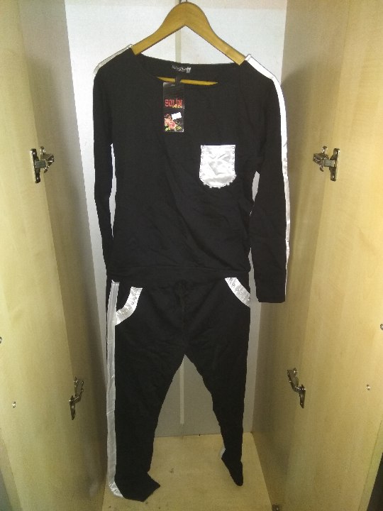 Костюми спортивні, малих розмірів (жіночі) в асортименті, різних кольорів та розмірів, упаковані в індивідуальну упаковку в кількості 14 одиниць