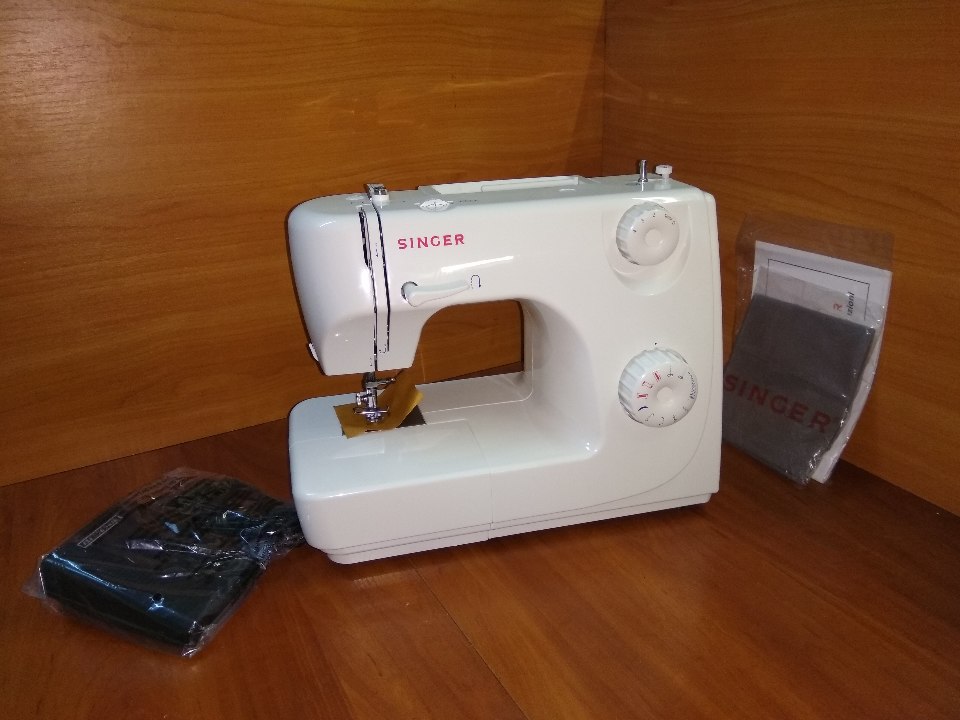 Електромеханічна швейна машинка 