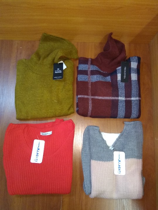 Светри жіночі, іноземного виробництва, різних розмірів, у кількості 8 шт
