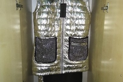 Комплект жіночий: безрукавка з балонового матеріалу сріблястого кольору із капюшоном, штани з текстильного матеріалу, у кількості 2 шт
