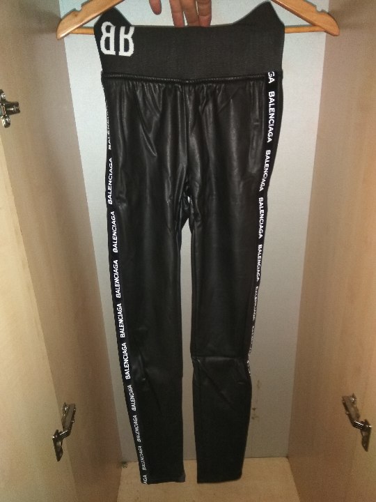 Штани жіночі з шкірозамінника, іноземного виробництва, різних розмірів та кольорів, у кількості 16 шт